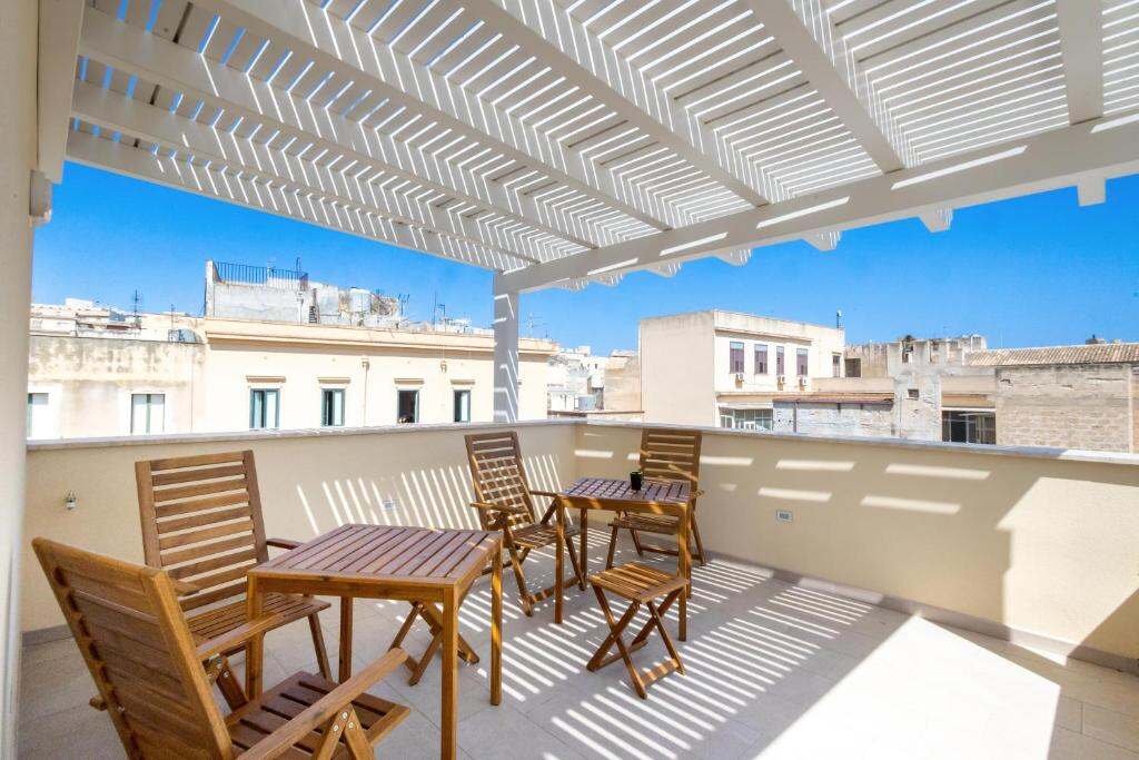 Sun terrace with pergola at Hotel Vicolo Aperta